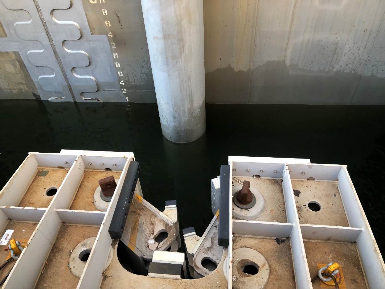 Quick disconnect mooring system: pipe spud and gripper jaws